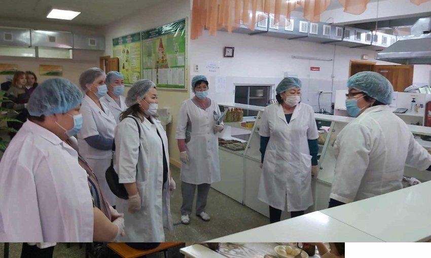 МЕКТЕП АСХАНАСЫНДА ОҚУШЫЛАРҒА ЫСТЫҚ ТАМАҚТЫ ҰЙЫМДАСТЫРУ